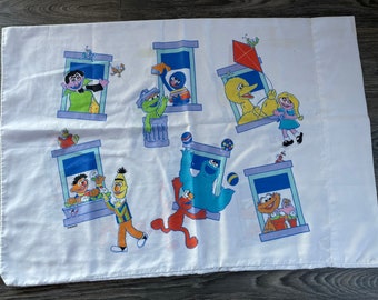 SESAMSTRASSE Kissenbezug Vtg 80er Jahre Big Bird Bert Ernie Oscar The Grouch Cookie Monster Muppets Jim Henson Fenster Neighbors Standard Twin USA