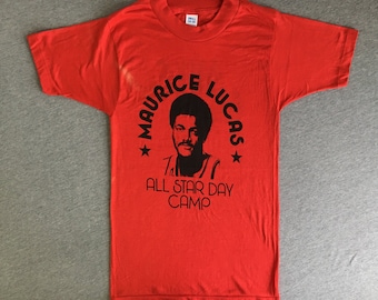 NIKE Shirt 70's Vintage/ MAURICE LUCAS All Star Day Camp Basketball NbA Tshirt/ Rare! Portland Trail Blazers Red UsA X-Small Fantastic!