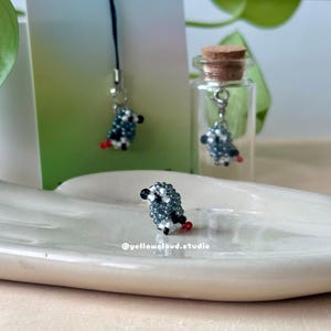 Dije de pájaro con cuentas de loro gris africano • Pequeño compañero de escritorio o dije para teléfono celular • Lindos pajaritos hechos a mano