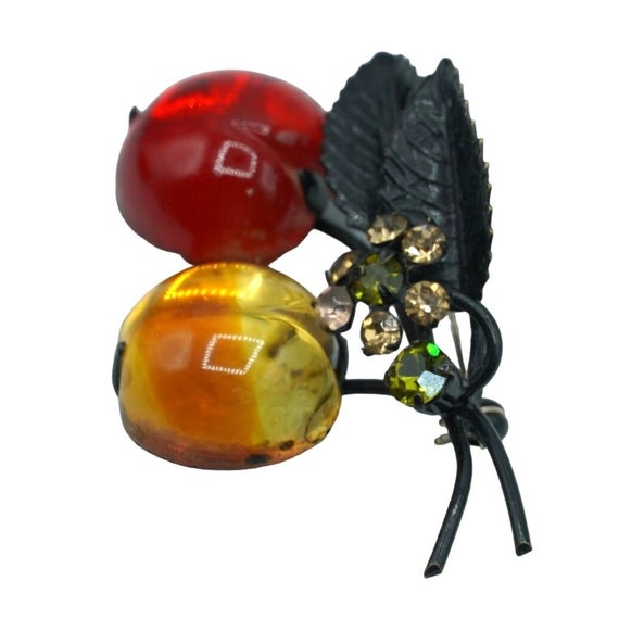 Broche Vintage Fruit Cerise Cristal Rouge Irisé – Métal Argenté – Bijou Fantaisie Années 50/60