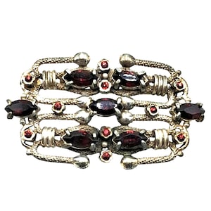 Vintage Granat Rot Strass & Silber Ton Brosche ungewöhnliche Setting Pin mit komplizierten Details und elegantem Design