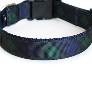 Puede incluir: Un collar de perro azul marino con un patr&oacute;n de cuadros negros y verdes.