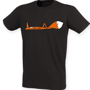 K&ouml;nnte beinhalten: Schwarzes T-Shirt mit einer einfachen Grafik eines orangefarbenen und wei&szlig;en Fuchses. Der Fuchs liegt mit eingerolltem Schwanz.