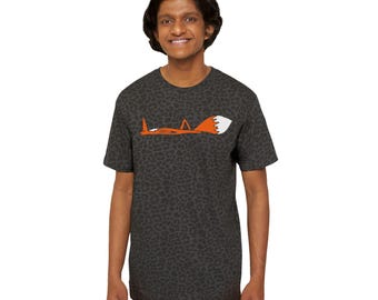 Könnte beinhalten: Ein dunkelgraues Kurzarm-T-Shirt mit einem durchgehenden schwarzen Leopardenmuster. Auf der Brust befindet sich mittig eine grafische Illustration eines stilisierten orangefarbenen Fuchses mit weißer Schwanzspitze in liegender Position.