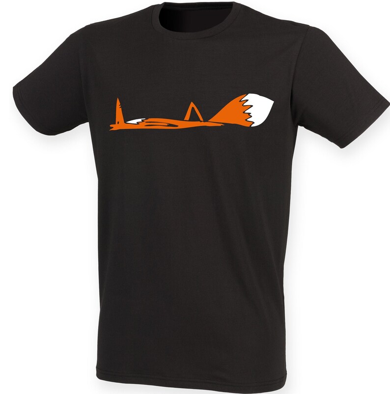 K&ouml;nnte beinhalten: Schwarzes T-Shirt mit einer einfachen Grafik eines orangefarbenen und wei&szlig;en Fuchses. Der Fuchs liegt mit eingerolltem Schwanz.