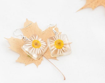 Pressed flower Daisy earrings - Floral resin jewelry