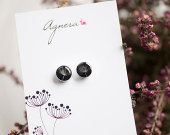 Petites boucles d’oreilles minimalistes en pissenlit noir - clous unisexes en résine d’argent sterling 925