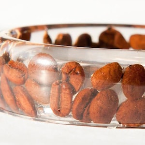 Bracelet en résine avec de vrais grains de café à l'intérieur