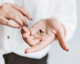 Red wild strawberry pin - Botanical resin brooch with real berry - Dried Forest strawberry badge