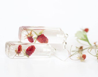 Strawberry earrings - Fruit jewelry - Red berries earrings - Forest inspired - Woodland jewellery - Food jewelry - Strawberry inside resin