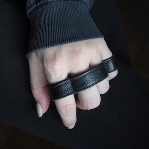 Musician Gift 4 Finger Ring Guitarist Black Leather Ring Drummer Glove Finger Cuff Multifinger Ring Band Stretch Leather Fashion Fist Ring