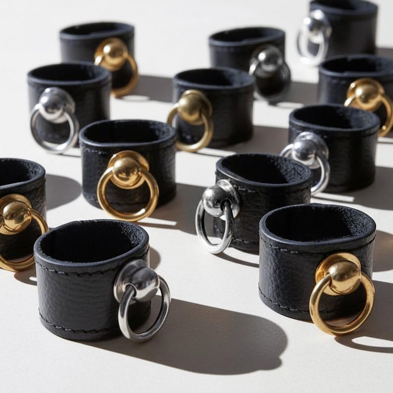 Anillo de cuero con remaches de metal para amantes de los tatuajes, regalo para amantes de los tatuajes, anillo negro de piel sintética, anillo vegano alternativo, anillo negro tipo O para hombre, anillo vegano para mujer. imagen 1