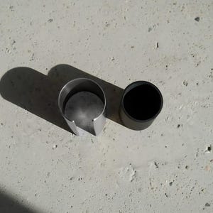 Juego de anillos de cuero y metal con diseño geométrico negro vegano, anillos llamativos de plata cepillada, joyería urbana vanguardista para fiesta, género neutro. imagen 6
