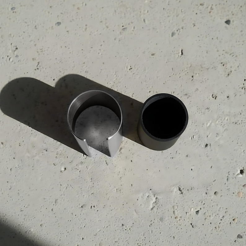 Juego de anillos de cuero y metal con diseño geométrico negro vegano, anillos llamativos de plata cepillada, joyería urbana vanguardista para fiesta, género neutro. imagen 6