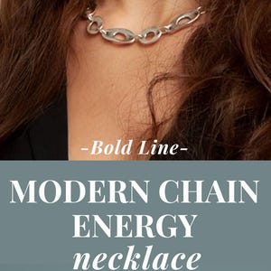 Peut inclure: Collier cha&icirc;ne argent&eacute; avec des maillons ovales. Le collier est pr&eacute;sent&eacute; sur un fond bleu clair et autour du cou d'une personne. Le texte "MODERN CHAIN ENERGY necklace" est visible.