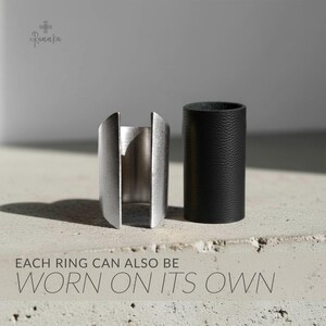 Juego de anillos de cuero y metal con diseño geométrico negro vegano, anillos llamativos de plata cepillada, joyería urbana vanguardista para fiesta, género neutro. imagen 5