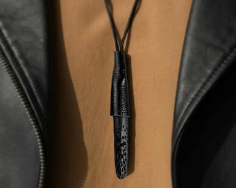 Collier long pendentif en cuir noir bijoux magiques collier gothique avant-gardiste breloque longue végétalienne femme cadeau gothique petite amie musicien bijoux de scène