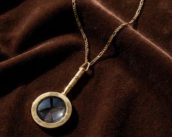 Collar con lupa, colgante en forma de Y, cadena de latón, estilo vintage, con pátina dorada. Joyería ideal para citas románticas. Regalo perfecto para amantes de los libros.