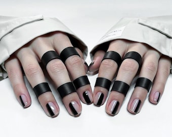 Conjunto de anillos pequeños negros, de piel sintética elástica negra mate, unisex, apilables, joyería alternativa, caja de regalo - Rannka