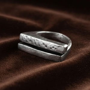 Anillo geométrico de plata apilable para mujer, anillo de textura rústica, anillo para hombre, anillo de uso diario, joyería minimalista, regalo para amigo, anillo de barra ajustable, regalo.