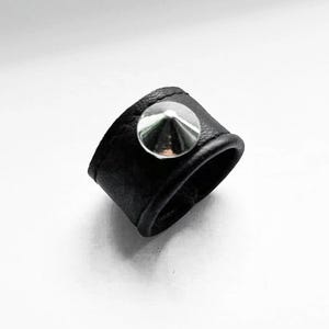 Anillo de cuero con púas, brazalete negro con tachuelas de metal plateado, joyería punk, anillo negro de cuero vegano con tachuelas, idea de regalo gótica, moda alternativa