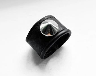 Anillo de cuero con púas, brazalete negro con tachuelas de metal plateado, joyería punk, anillo negro de cuero vegano con tachuelas, idea de regalo gótica, moda alternativa