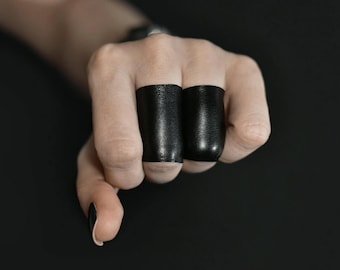 Anillo de cuero elástico, joyería unisex de vanguardia, banda de cuero en capas, brazalete negro para dedos, anillo de compresión para nudillos, joyería vegana alternativa.
