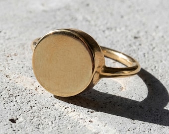 Luxury Gold Signet Ring Timeless Round Band Elegant Statement Evening Event Polished Androgynous Jewelry Daily Office Quiet Luxury Urban