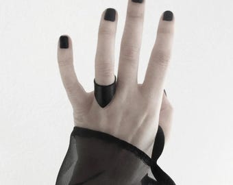 Anillo minimalista de cuero con punta de flecha negra, anillo gótico veraniego para mujer, brazalete para el dedo, joyería geométrica de cuero negro, regalo para ella.