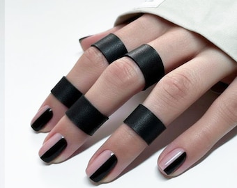 Conjunto de anillos de cuero negro, anillo apilable mate, joyería de cuero vegano sin género, anillo flexible para mujer, elegancia vanguardista, brazalete de cuero para hombre