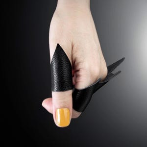 Edgy stijl zwarte leren ring Vetgedrukte leren ring manchet Unisex Rebel puntige ringband alternatieve leren ring accessoire cadeau-idee