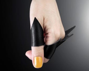 Anillo de cuero negro de estilo vanguardista, anillo de cuero llamativo, brazalete unisex, anillo puntiagudo rebelde, anillo de cuero alternativo, accesorio de regalo