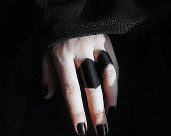 Juego de anillos geométricos de cuero, joyería de músico de rock, anillos negros puntiagudos, paquete de 2 anillos de metal rockero, puños atrevidos para los dedos, joyería de escenario.