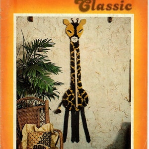 Puede incluir: Un patrón de proyecto artesanal que presenta una jirafa hecha con hilo. El patrón es de una serie llamada "Tie The Knot with Classic".