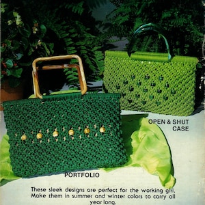 Könnte beinhalten: Zwei grüne gehäkelte Taschen mit Holzgriffen. Die größere Tasche ist mit "Open & Shut Case" beschriftet und die kleinere Tasche mit "Portfolio". Die Taschen befinden sich auf einem grün-weißen Hintergrund.