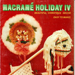 Może przedstawiać: Okładka vintage'owej książki o rękodziele z czerwonym tłem i białymi ozdobami z makram. Tytuł to "Macrame Holiday IV" z podtytułem "Beautiful Christmas Decor Easy To Make!"