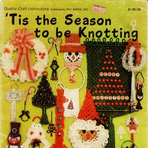 Puede incluir: Una portada de libro de artesanía vintage que presenta una variedad de proyectos de macramé con temática navideña, que incluyen una corona, un muñeco de nieve, un árbol de Navidad y un Papá Noel. El título del libro es 'Tis the Season to be Knotting' y la autora es Judy Palmer.
