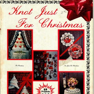 Puede incluir: Portada de libro de manualidades vintage, "Knot Just For Christmas", con texto rojo y elementos decorativos. Muestra proyectos de ganchillo, como árboles de Navidad y tapetes. El libro promete 29 proyectos.