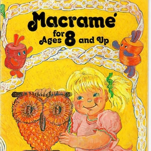 Peut inclure: Couverture vintage d'un kit de macramé avec une fillette souriante tenant un projet de macramé en forme de hibou orange. La couverture porte les mots "Macramé for Ages 8 and Up" en noir sur fond jaune. Deux personnages de dessins animés sont dans les coins supérieurs.