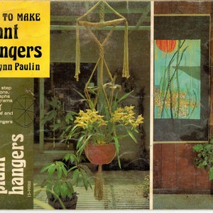 Puede incluir: Portada de libro vintage "How to Make Plant Hangers" de Lynn Paulin. La cubierta amarilla y verde presenta macramés y plantas. El libro ofrece instrucciones y diagramas paso a paso.
