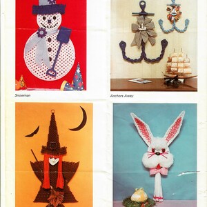 Puede incluir: Una colección de cuatro tapices de pared de ganchillo: un muñeco de nieve, dos anclas con un lazo, una bruja y un conejito. Los tapices se muestran sobre un fondo colorido.