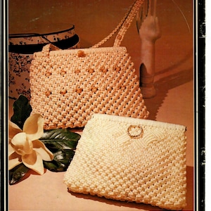 Pode incluir: Duas bolsas de crochê, uma de cor marrom claro e a outra de cor branca. As bolsas têm um padrão de diamante e são feitas com um cordão grosso. As bolsas estão sobre uma superfície marrom claro. O texto "TIMELY TASTE" e "MODERN MODE" está impresso na imagem.