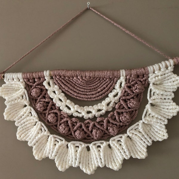 Macrame muur decoratie halve circle / wit & oud roze