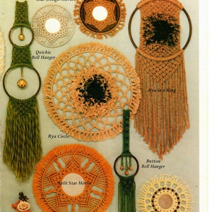 以下が含まれることがあります： 星、円、リングなど、さまざまなデザインと色で構成された9つのマクラメ壁掛けのコレクション。色は、茶色、オレンジ、緑、白など。壁掛けは糸とビーズで作られています。