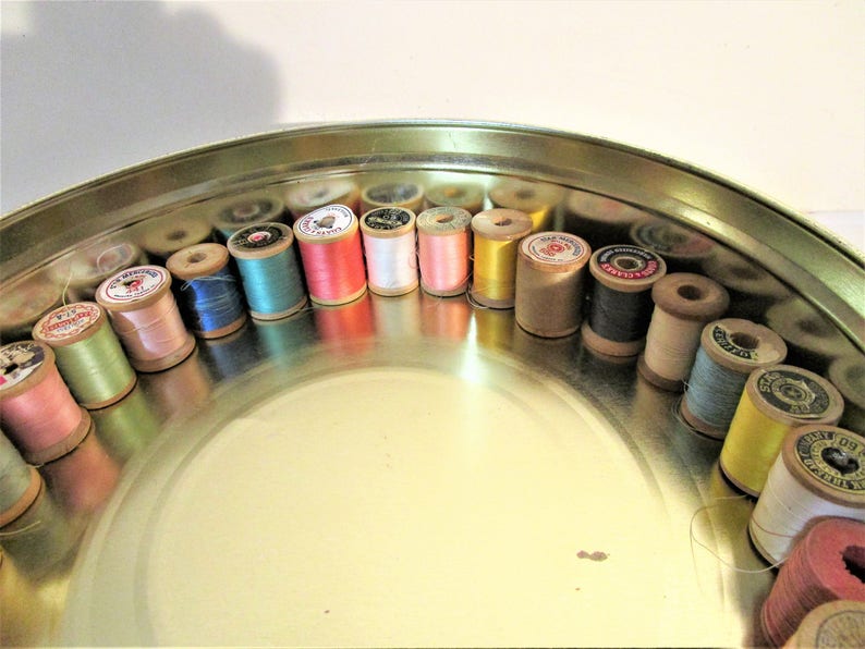 Star Currier and Ives Tin J P Coats Vibrant Thread Colors Clark/'s Lilly 86 Wood Thread Spools in Vintage Sewing Tin Corticelli
