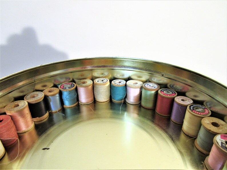 Star Currier and Ives Tin J P Coats Vibrant Thread Colors Clark/'s Lilly 86 Wood Thread Spools in Vintage Sewing Tin Corticelli