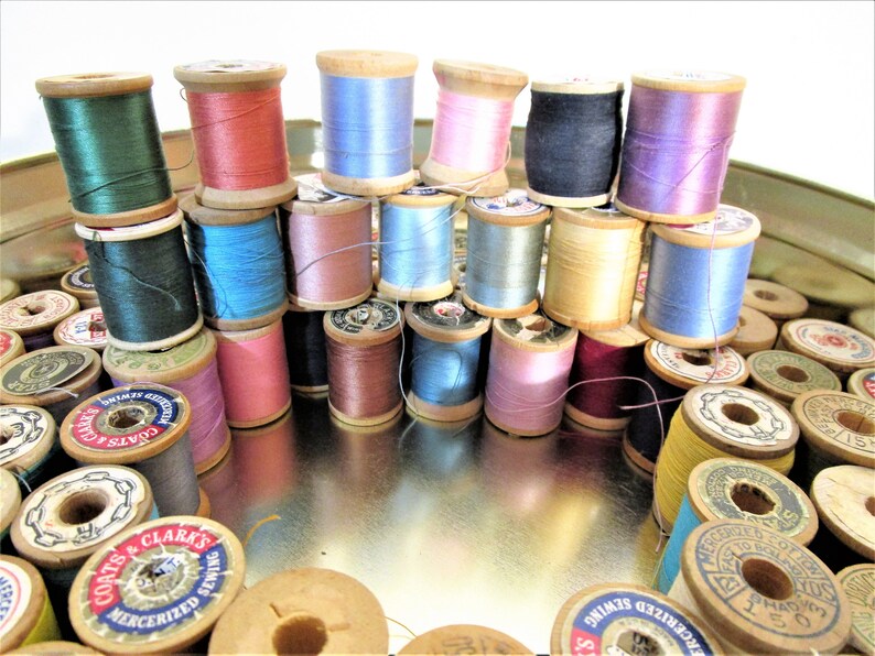 Star Currier and Ives Tin J P Coats Vibrant Thread Colors Clark/'s Lilly 86 Wood Thread Spools in Vintage Sewing Tin Corticelli