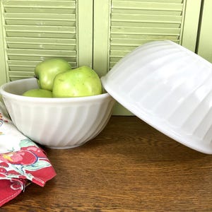 Vintage Fire King Swirl Mixing Bowls -Ivory/Off White - Set of 2 - 8 Inch & 9 inch - Fire King Oven Ware Milk Glass Bowls - Collectible