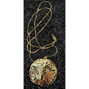 10k Gold Plated Sand Dollar Pendant & Z Box Chain : Stunningly Delicate Detail