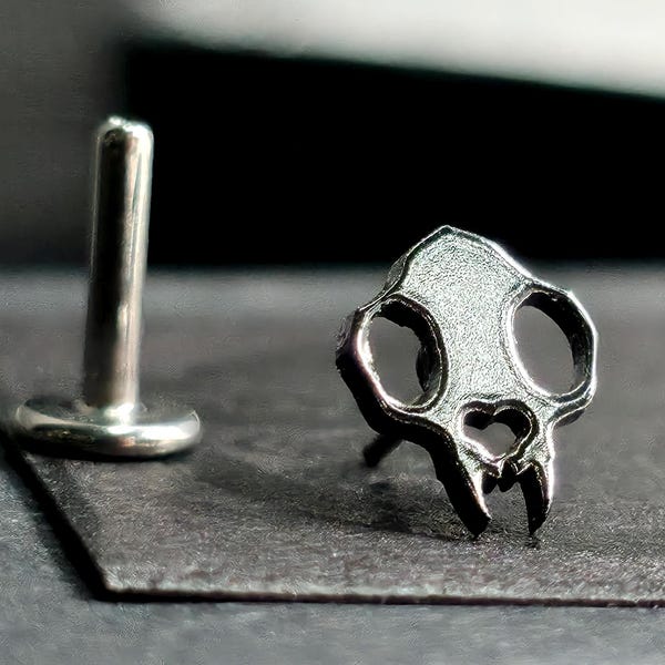Piercing de nariz con calavera de gato negro / Pendiente de cartílago de titanio con parte trasera plana / Joyería de calavera negra sin rosca
